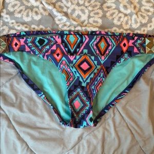 Pattern bikini bottoms with gold buckle